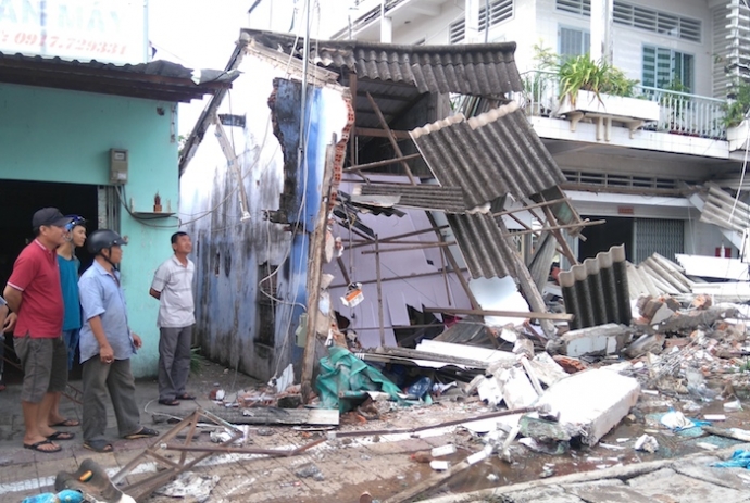 xe-khach-mat-lai-dam-vao-nha-dan-lam-ba-nguoi-bi-t