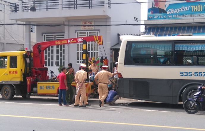 xe-khach-mat-lai-dam-vao-nha-dan-lam-ba-nguoi-bị-