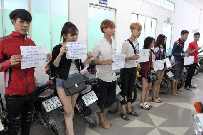 huy-dong-hon-100-can-bo-chien-si-bat-dua-xe-mo-to1