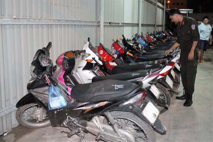 huy-dong-hon-100-can-bo-chien-si-bat-dua-xe-mo-to2