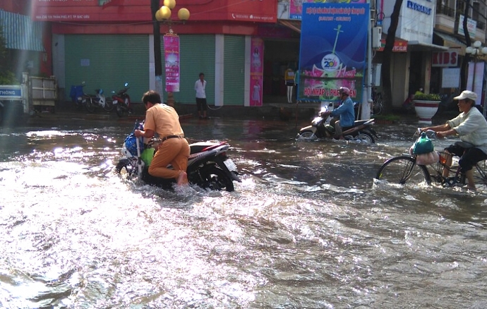 duong-bien-thanh-song-csgt-loi-nuoc-day-xe-giup-da