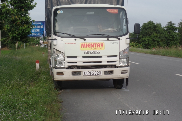 xe-tai-tong-xe-may-mot-phu-nu-bi-thuong-nang1