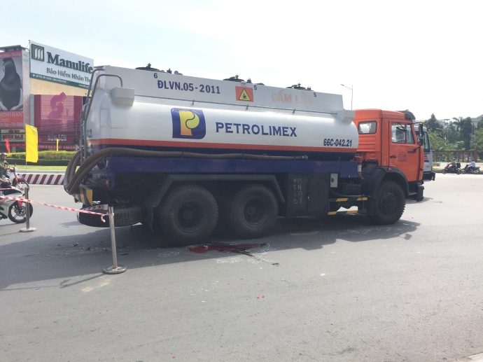 va-cham-giao-thong-cu-ong-di-xe-may-bi-can-ngang-b