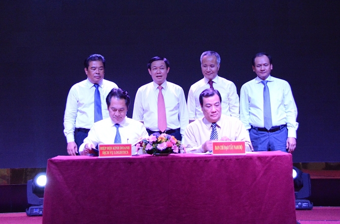 day-nha-trien-khai-dau-tu-trung-tam-logistics-đbsc