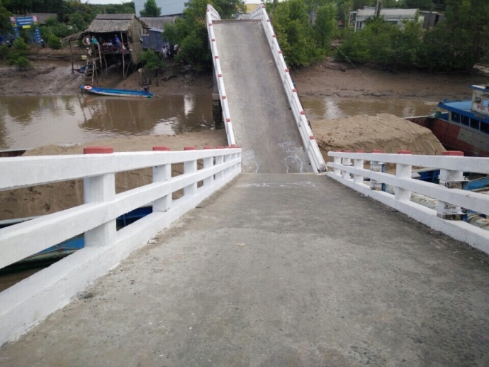 sa-lan-dam-sap-cau-cai-trang-cho-qua-tai-trong-cho