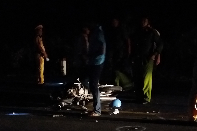 tong-xe-may-truc-dien-vao-xe-tai-mot-cscd-tu-vong-