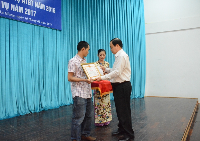 chu-tich-tinh-an-giang-trao-tang-bang-khen-cho-tai