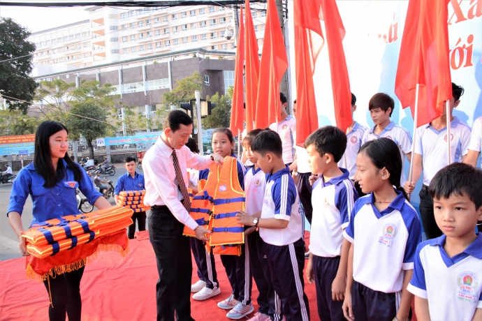 can-tho-ra-quan-nam-an-toan-giao-thong-20173