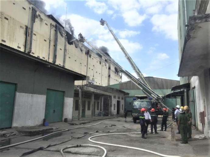 chay-cong-ty-kwong-lung-da-khong-che-duoc-ngon-lua