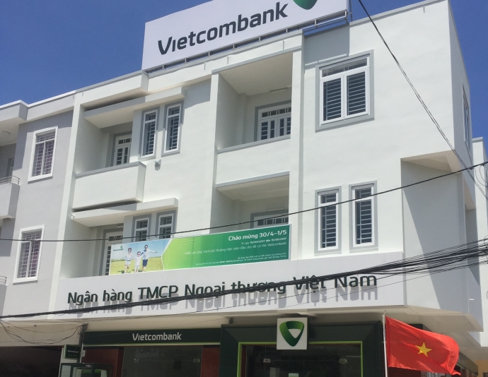 nhan-vien-ngan-hang-ke-lai-chuyen-doi-mat-voi-ten-
