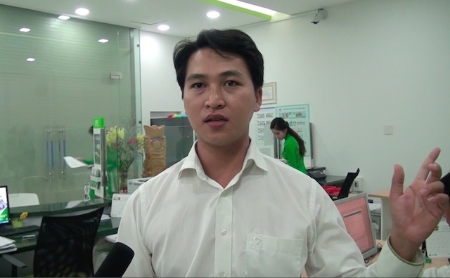 nhan-vien-ngan-hang-ke-lai-chuyen-doi-mat-voi-ten-