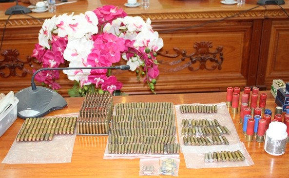 bat-giam-doc-tang-tru-28-khau-sung-va-hon-1800-vie