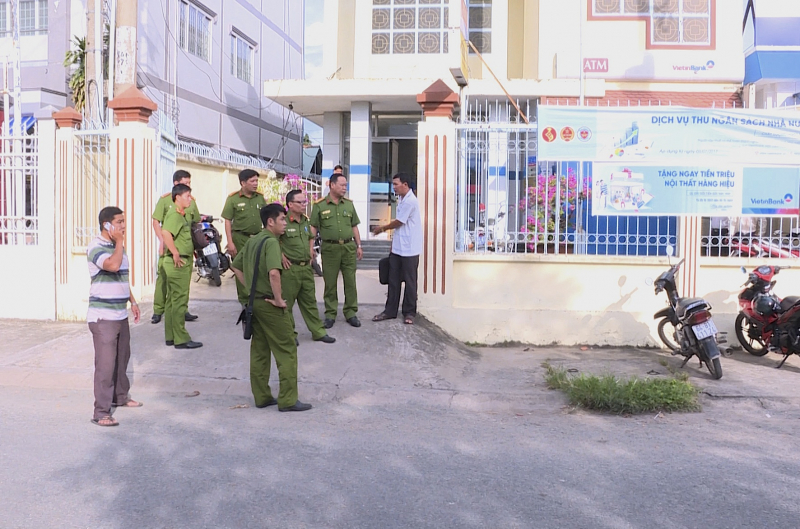 dung-sung-cuop-ngan-hang-giua-ban-ngay