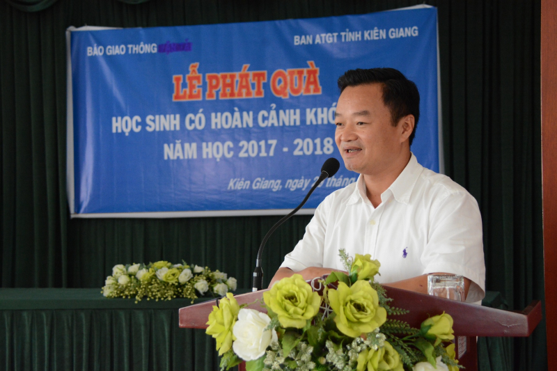 bao-giao-thong-tang-qua-cho-hoc-sinh-ngheo-kien-gi