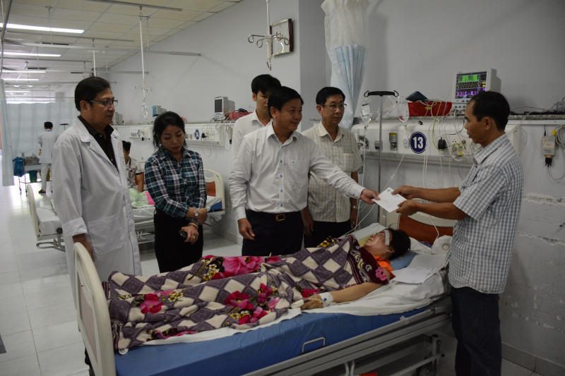 xe-khach-25-cho-lat-nhao-tren-ql91-16-nguoi-thuong