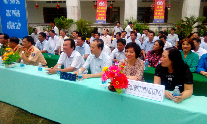 hon-500-hoc-sinh-vung-sau-tham-gia-ngay-hoi-atgt-c