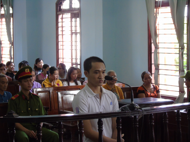 tu-hinh-nguoi-chong-dung-dao-chem-dut-co-vo-o-mien