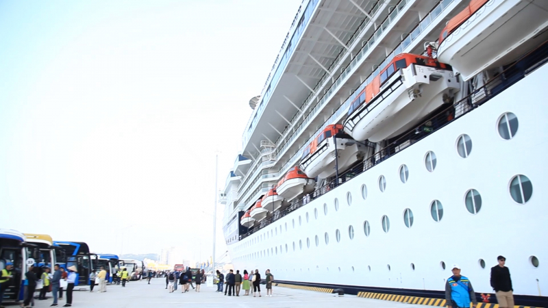 Chuyen tau dau tien cap cang khach QT Ha Long48