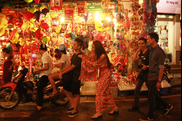 teen-xinh-nuom-nuop-len-hang-ma-chup-anh-trung-thu