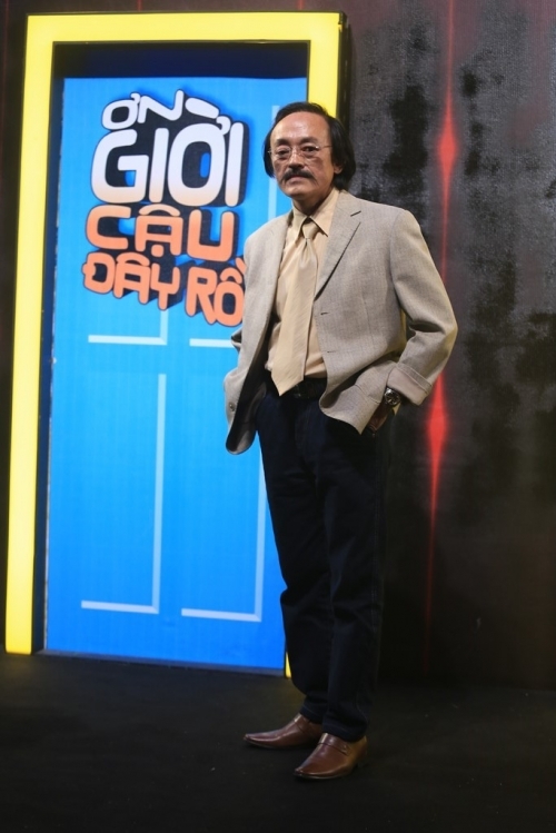 truong-giang-om-hon-ban-dien-4