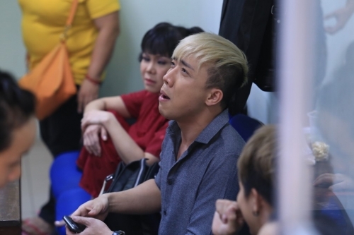 truong-giang-om-hon-ban-dien-5