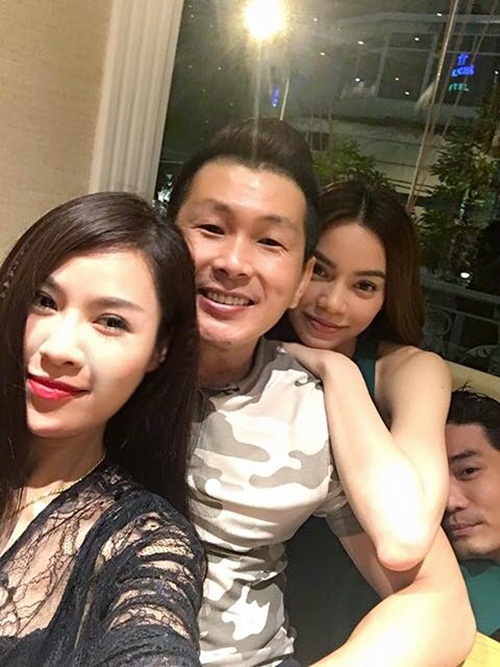 ho-ngoc-ha-than-mat-di-an-cung-nguoi-dan-ong-la-ma