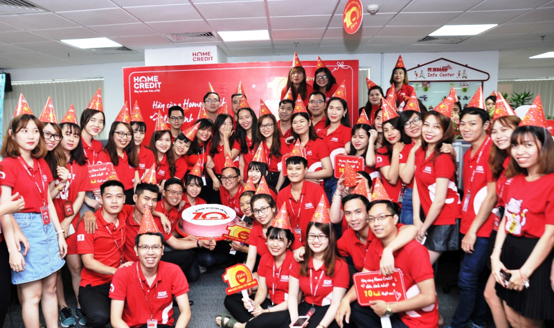 Nh&acirc;n vi&ecirc;n Home Credit h&agrave;o hứng mừng sinh nh