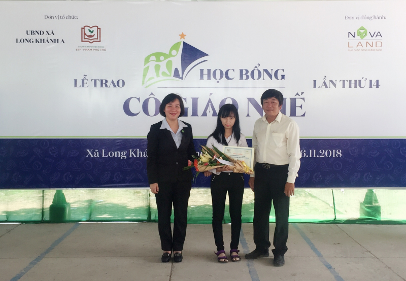 Em Pham Thi Thanh Dan nhan hoc bong