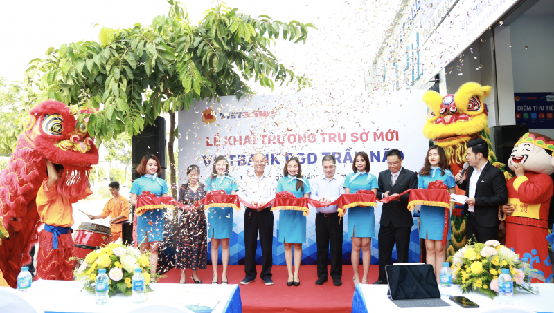 Nghi thức cắt băng khai trương Vietbank Trần N&atilde;o