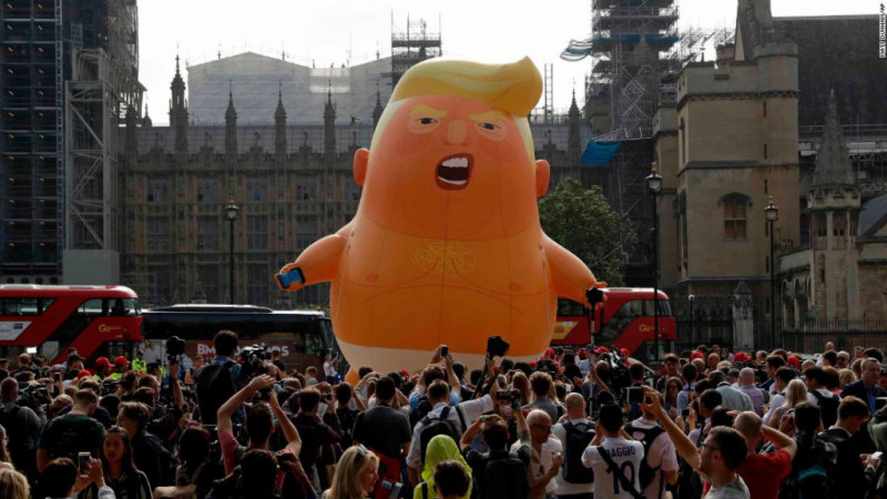 qua-bong-bay-donald-trump-va-10000-nguoi-dieu-hanh