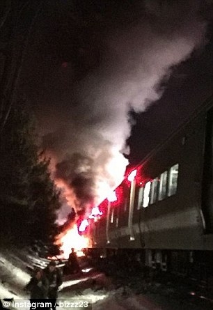 Đ&aacute;m ch&aacute;y g&acirc;y ra cột kh&oacute;i lớn đen đặc