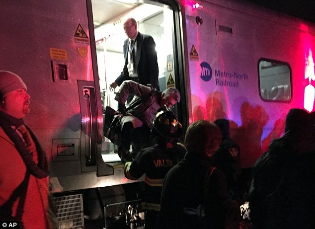 Đội cứu hộ đang sơ t&aacute;n h&agrave;nh kh&aacute;ch tr&ecirc;n t&agrave;u