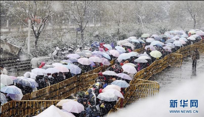 Ảnh chụp d&ograve;ng người đội tuyết xếp h&agrave;ng mua v&eacute; t&agrave;u 