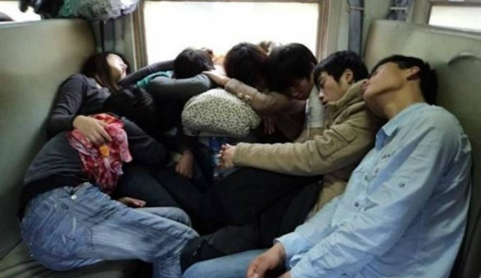 C&ugrave;ng cảnh về tết, d&ugrave; họ l&agrave; những người xa lạ nhưng