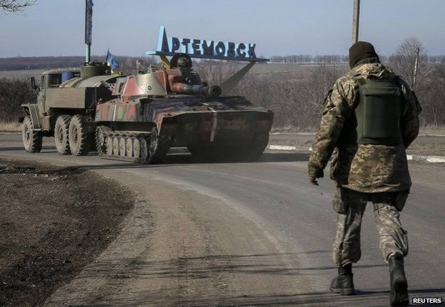 Ch&iacute;nh phủ Ukraine đang bắt đầu thu r&uacute;t vũ kh&iacute; hạng