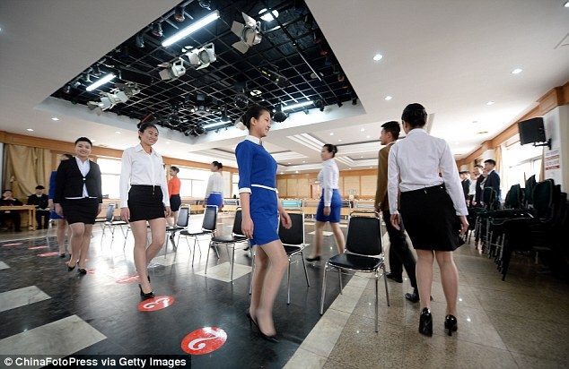 Gi&aacute;m khảo đang xem x&eacute;t d&aacute;ng đi đứng của c&aacute;c th&iacute; si