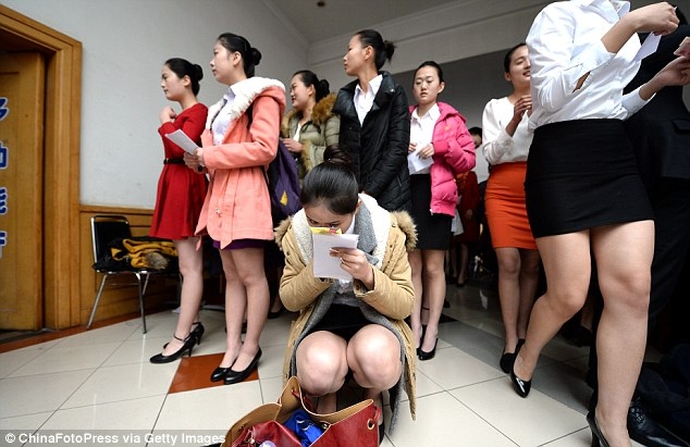 Một th&iacute; sinh tranh thủ trang điểm lại trước khi tr