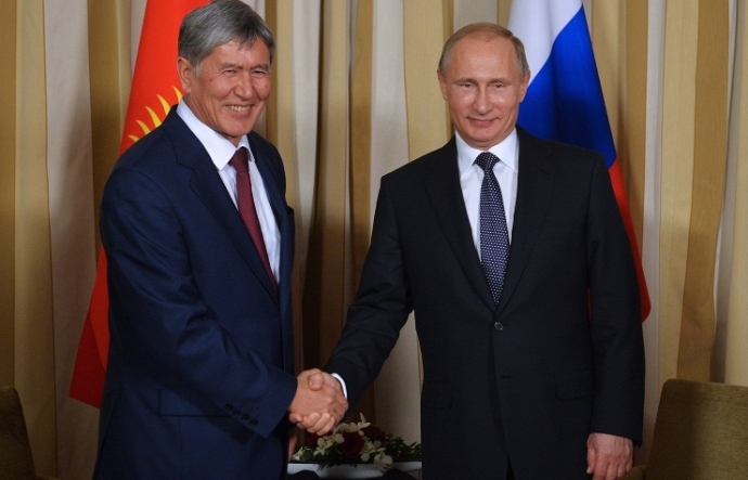 Tổng thống Kyrgyzstan Almazbek Atambayev (tr&aacute;i) v&agrave;