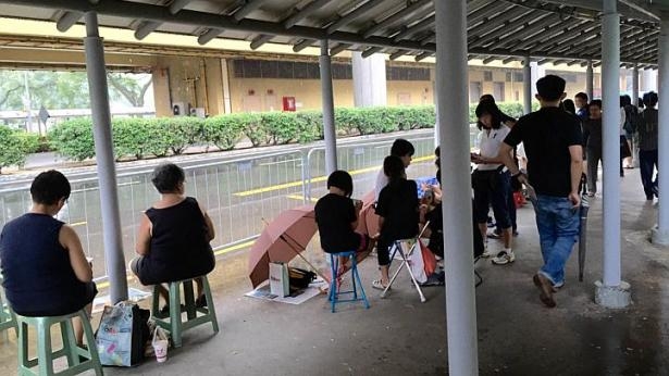 Cả người gi&agrave;, người trẻ đều tập trung dọc theo tuy