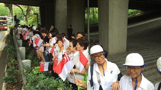 Hơn 1.000 t&igrave;nh nguyện vi&ecirc;n ph&aacute;t cờ cho người d&acirc;n v