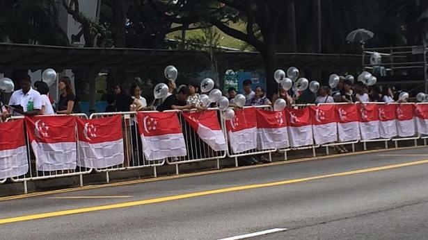 Người d&acirc;n mang cờ v&agrave; b&oacute;ng