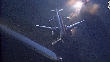 Hiện trường vụ m&aacute;y bay Asiana trật đường băng