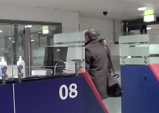 H&agrave;nh kh&aacute;ch tự do ra khỏi khu vực kiểm tra an ninh 