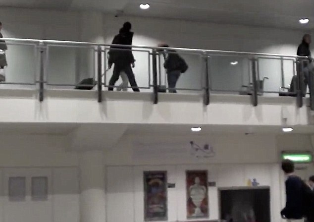 Nh&agrave; ga trống huếch chỉ c&oacute; h&agrave;nh kh&aacute;ch tr&ecirc;n chuyến b