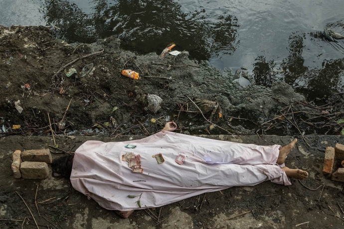 X&aacute;c một nạn nh&acirc;n trong vụ động đất được đặt tr&ecirc;n đ