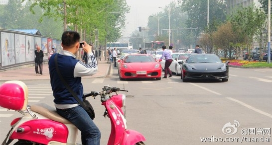 Nhiều người d&acirc;n tr&ecirc;n đường kh&ocirc;ng khỏi ngạc nhi&ecirc;n, 