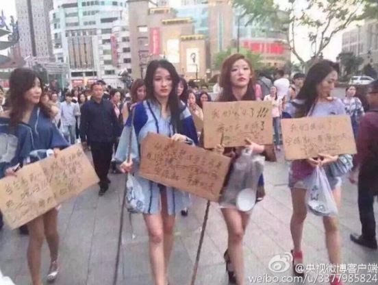 Hoạt động biểu t&igrave;nh thu h&uacute;t sự ch&uacute; &yacute; của người đi 