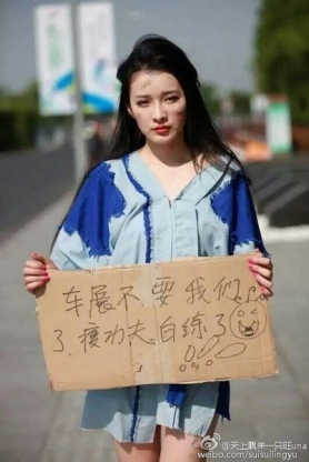 Một người mẫu xinh đẹp đ&atilde; bị thất nghiệp v&igrave; lệnh c