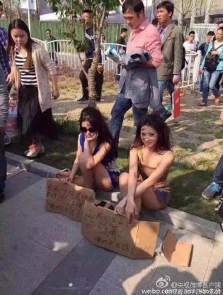 Nh&oacute;m người mẫu biểu t&igrave;nh bức x&uacute;c v&igrave; c&ocirc;ng sức giảm 