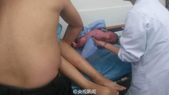 H&igrave;nh ảnh đứa b&eacute; sinh ra ngay giữa đường cao tốc nh